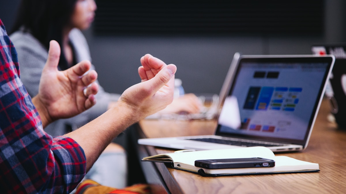 Staff Augmentation vs. Équipe Interne vs. Agence : Le Meilleur Choix Selon le Stade de Votre Entreprise