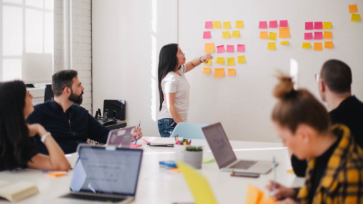 Extensão de Equipe vs. Equipe Dedicada para Startups: Como Escolher o Modelo de Colaboração Certo