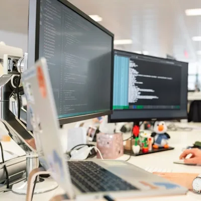 Ingeniera construyendo una aplicación de IA en su puesto de trabajo