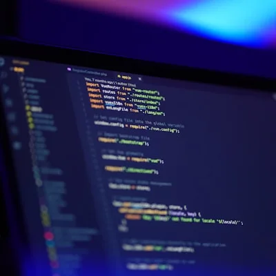 Pantalla de portátil con el código de una integración de LLM