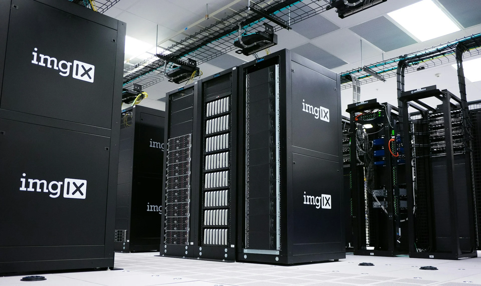 Ingeniero conectando Conect AI Dev en un centro de datos