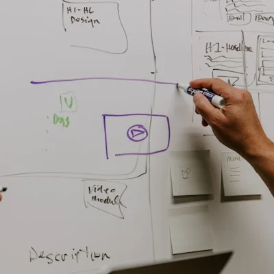 Dos ingenieros dibujando un sistema en una pizarra