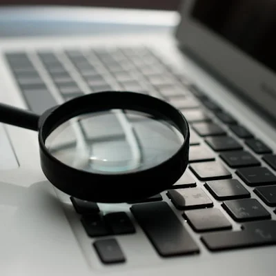 Lupa sobre un portátil: auditoría técnica