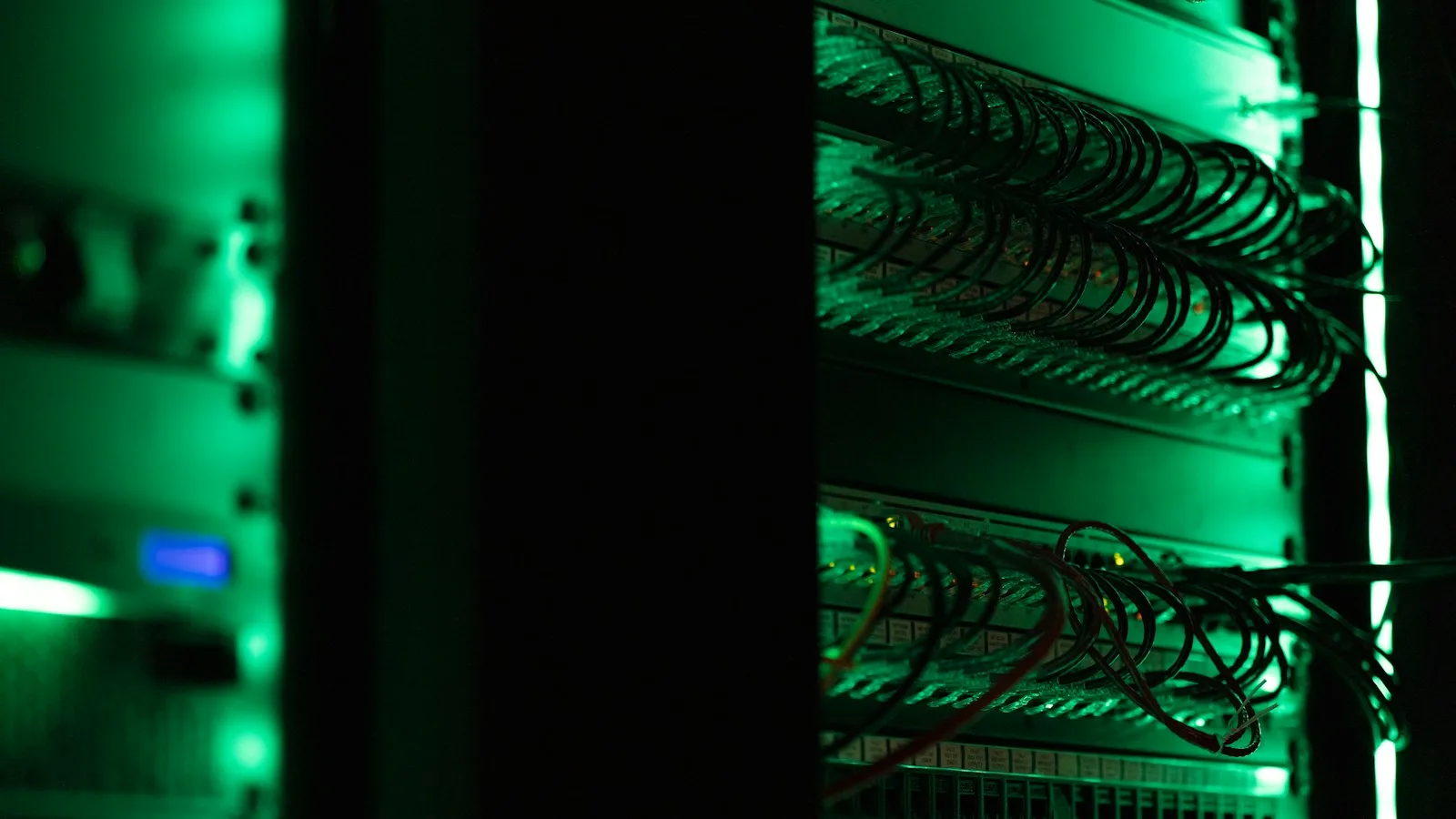 Racks de servidors amb cablejat en un centre de dades