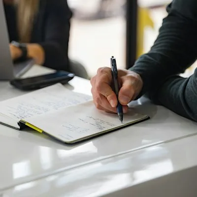 Una persona tomando notas en papel: un CTO lee tu proceso