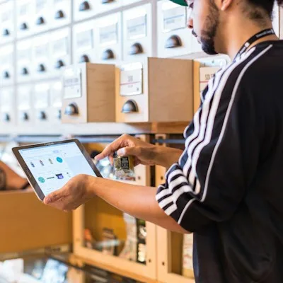 Dos personas consultando una tablet en un almacén