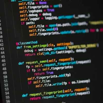 Una pantalla llena de código fuente: la herramienta con la que construimos cada día