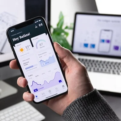 Una app de banca móvil en la mano