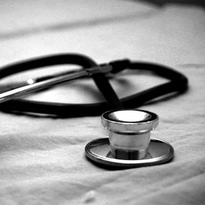 Tecnología sanitaria: un médico con una tablet