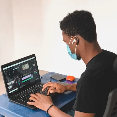Ingeniero en una videollamada remota